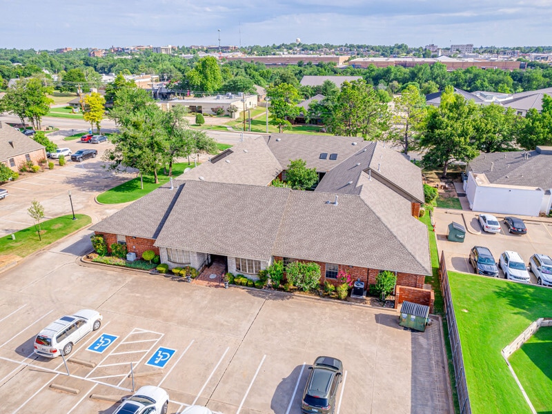 1320 E 9th St, Edmond, OK à louer Photo intérieure– Image 1 sur 7