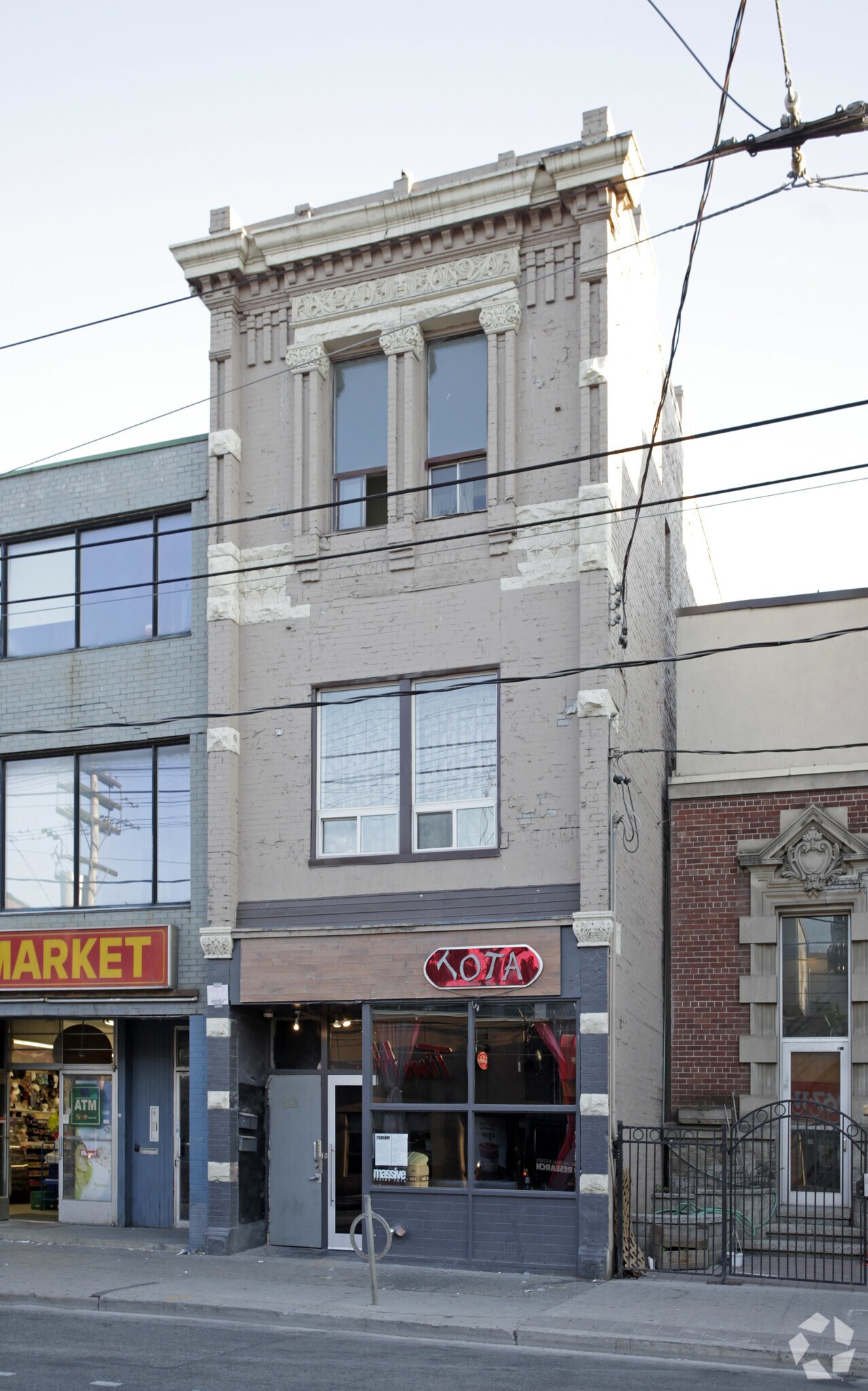 592 Queen St W, Toronto, ON à louer Photo principale– Image 1 sur 3