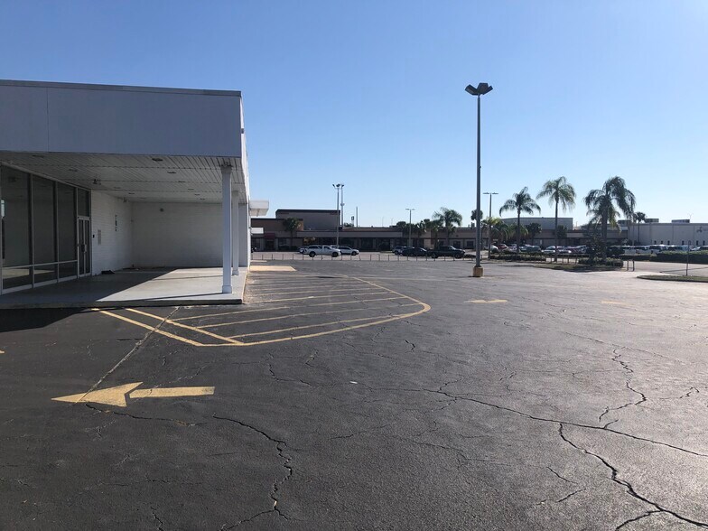 9391 N Florida Ave, Tampa, FL à vendre - Photo de l’immeuble – Image 3 sur 17