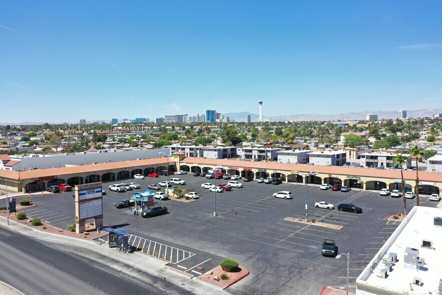 Eastern, Las Vegas, NV à louer - Photo de l’immeuble – Image 1 sur 16