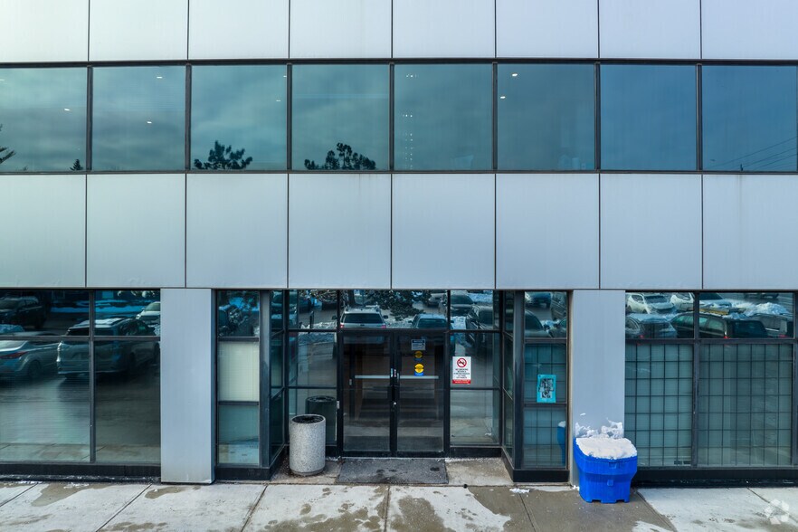 712 Davis Dr, Newmarket, ON à vendre - Photo de l’immeuble – Image 3 sur 5