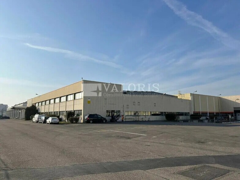 Local d’activités dans Vénissieux à louer - Photo de l’immeuble – Image 3 sur 12