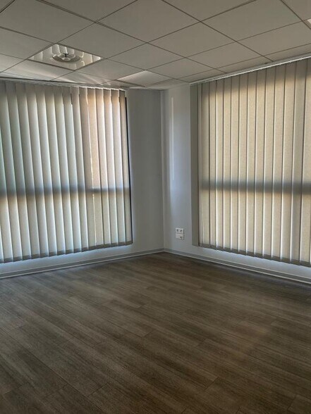 Bureau dans Aubagne à louer - Photo de l’immeuble – Image 3 sur 6