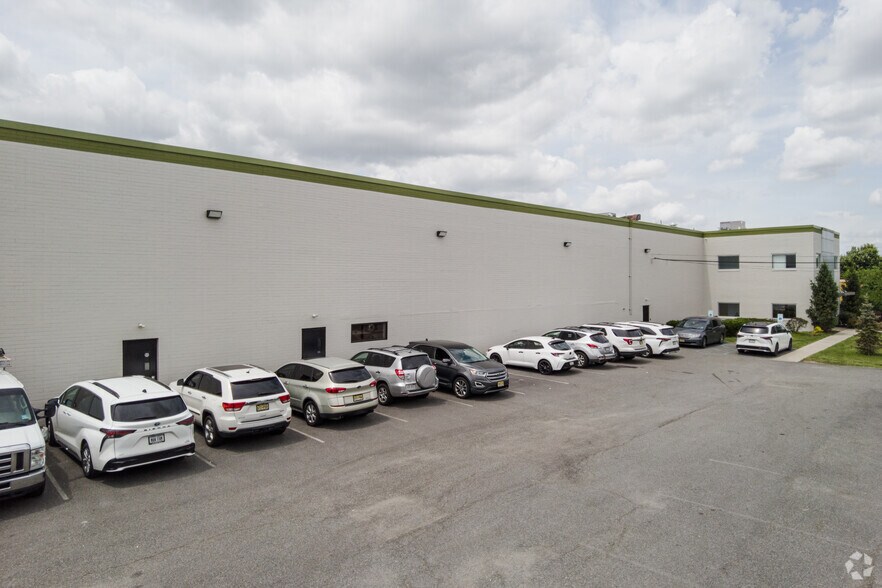 180 Manor Rd, East Rutherford, NJ à louer - Photo de l’immeuble – Image 3 sur 5
