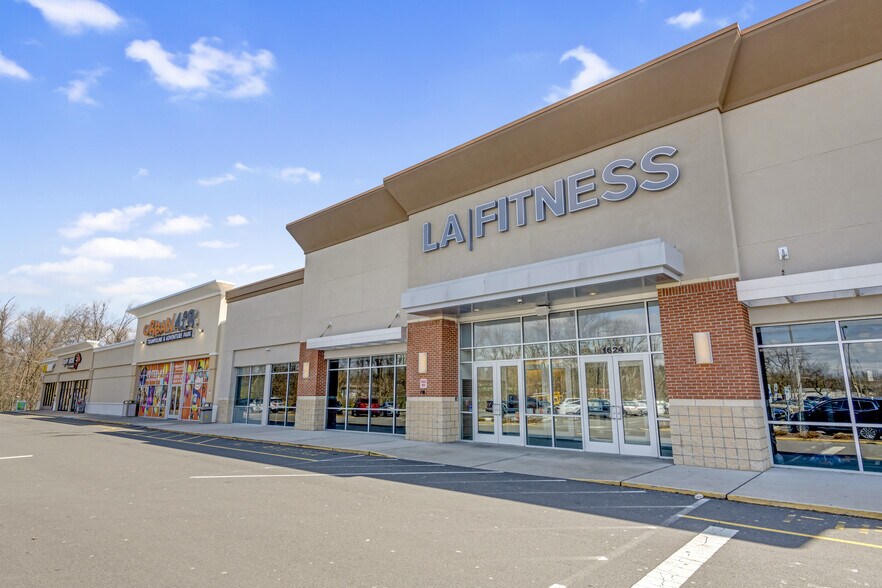 1500-1644 St Georges Ave, Avenel, NJ à louer - Photo de l’immeuble – Image 2 sur 9