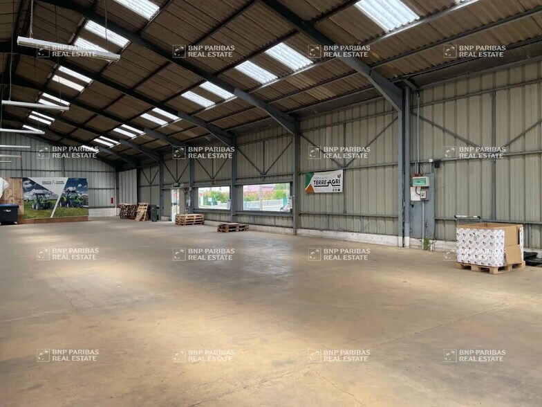 Local d'activités dans Le Rheu à vendre - Photo de l’immeuble – Image 3 sur 11