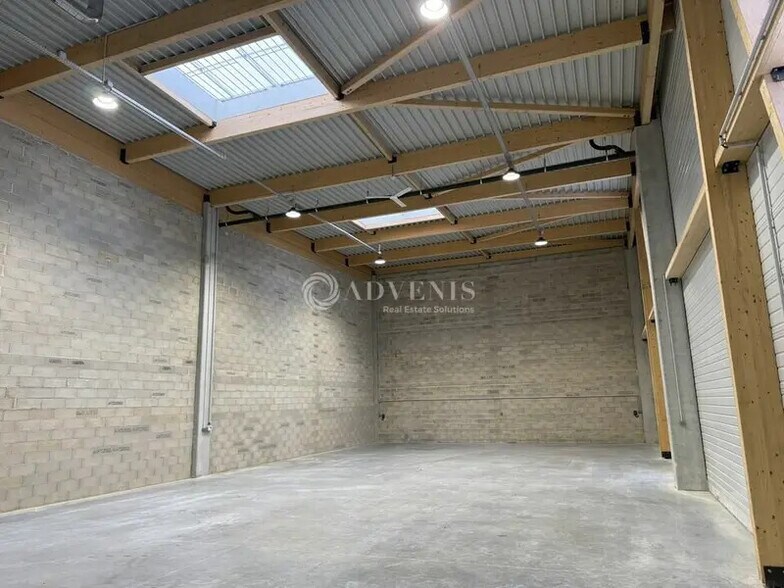 Local d’activités dans Lognes à louer - Photo de l’immeuble – Image 3 sur 10