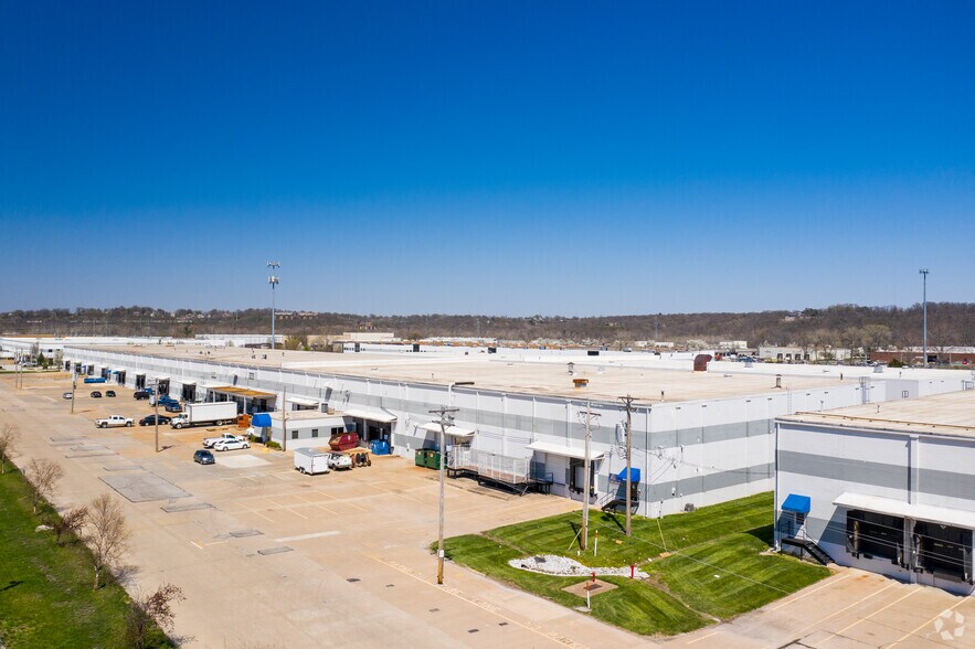 2012 Corporate 44 Dr, Fenton, MO à louer - Photo de l’immeuble – Image 3 sur 40