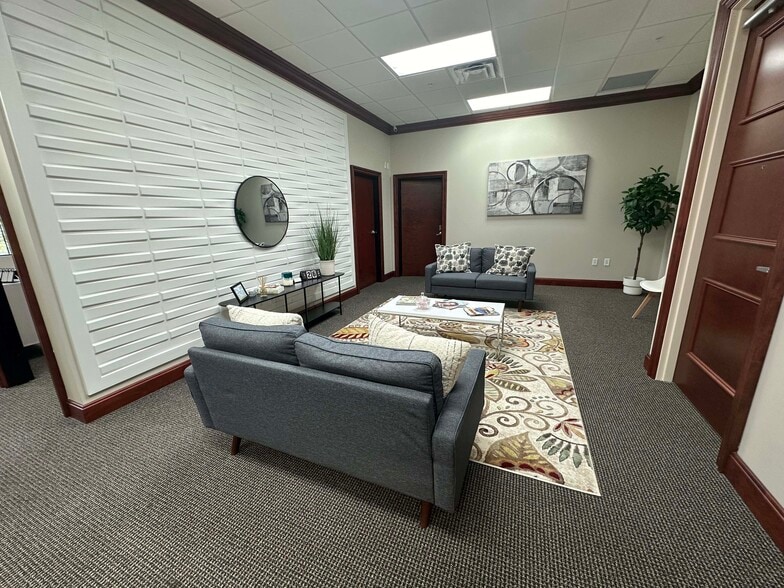 7065 Westpointe Blvd, Orlando, FL à vendre - Photo de l’immeuble – Image 2 sur 13