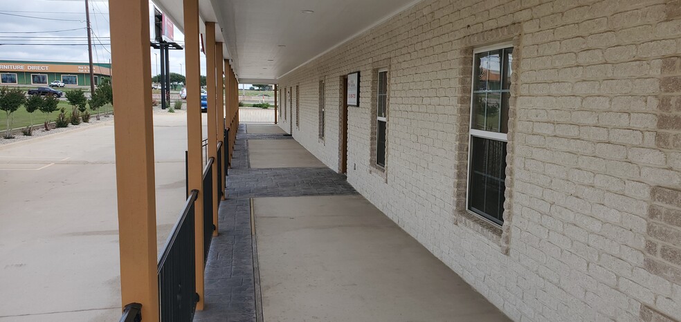 2575 N I-35, San Marcos, TX à louer - Photo de l’immeuble – Image 2 sur 4