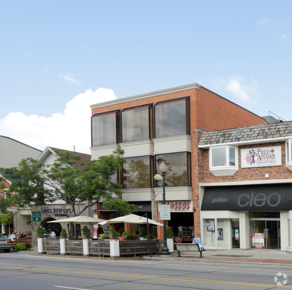 221 Lakeshore Rd E, Oakville, ON à louer - Photo de l’immeuble – Image 2 sur 2