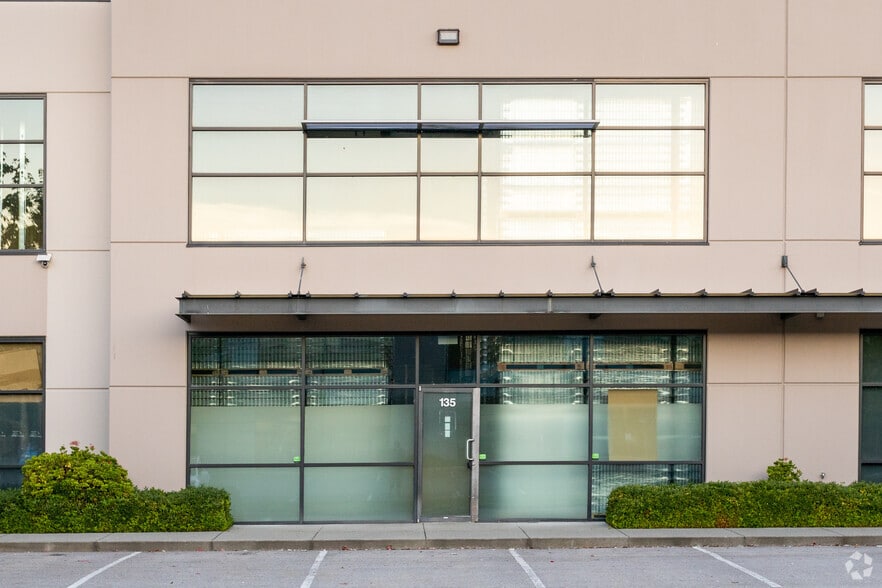 8610 Glenlyon Pky, Burnaby, BC à louer - Photo de l’immeuble – Image 2 sur 3