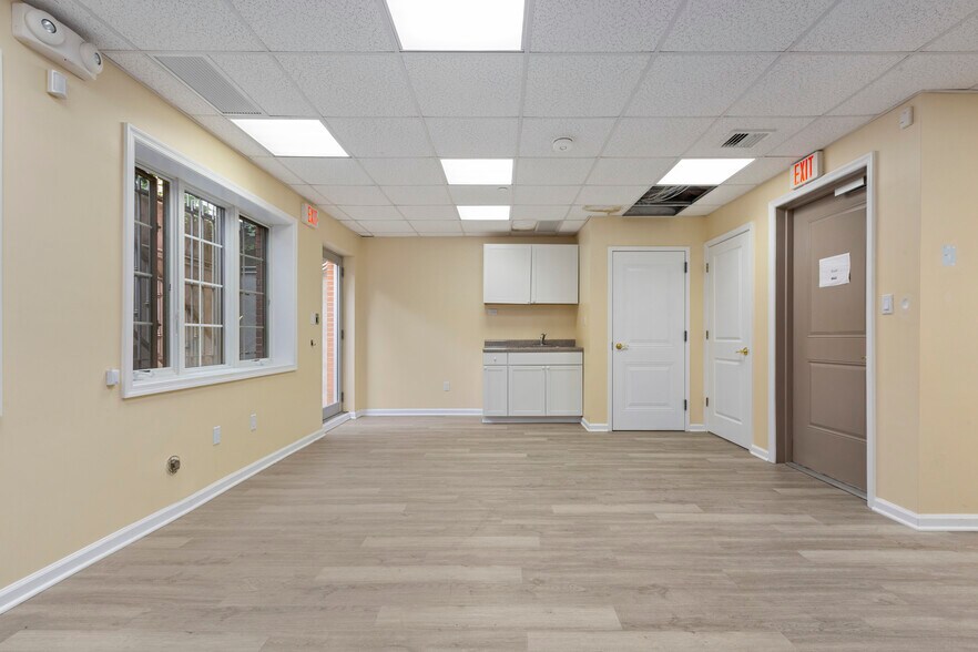 2717 Crescent St, Astoria, NY à vendre - Photo de l’immeuble – Image 3 sur 22