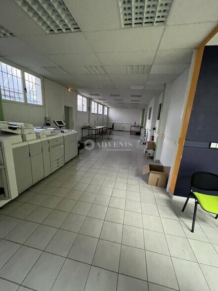 Local d'activités dans Le Mesnil-Saint-Denis à vendre - Photo intérieure – Image 3 sur 4