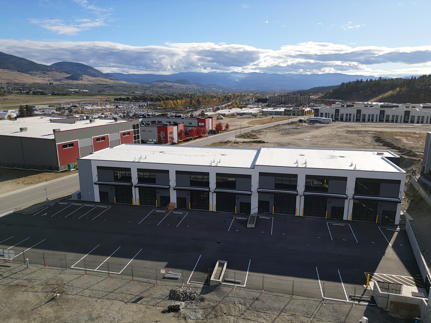 1990-2000 Pier Mac Way, Kelowna, BC à louer Photo de l’immeuble– Image 1 sur 3