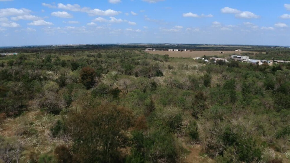 7020 Wolf Ln, Del Valle, TX à vendre - Vidéo sur l’annonce professionnelle – Image 3 sur 18