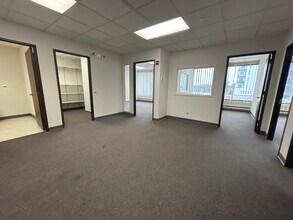 701 Lee St, Des Plaines, IL à louer Photo de l’immeuble– Image 2 sur 7