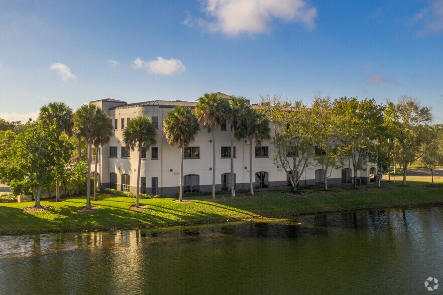 12651 W Sunrise Blvd, Sunrise, FL à louer - Photo de l’immeuble – Image 2 sur 3