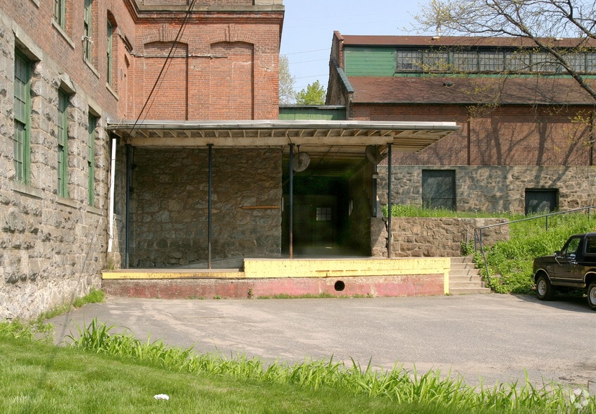 273 Riverside Ave, Bristol, CT à vendre - Photo de l’immeuble – Image 3 sur 6