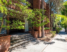 1525 8th Av W, Vancouver, BC à louer Photo de l’immeuble– Image 1 sur 9
