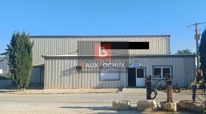 Local d'activités dans LAUDUN-L'ARDOISE à vendre - Photo de l’immeuble – Image 3 sur 12