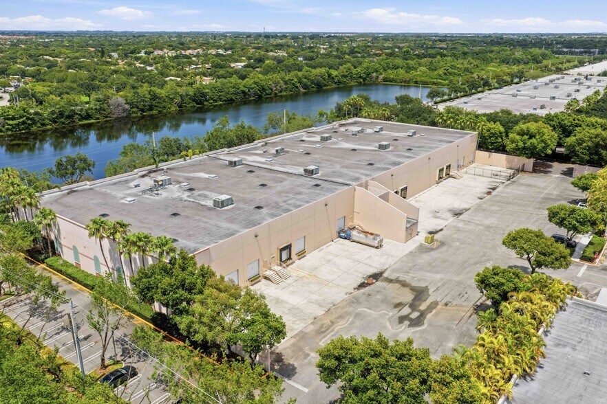 2704-2784 Executive Way, Miramar, FL à louer - Photo de l’immeuble – Image 2 sur 6