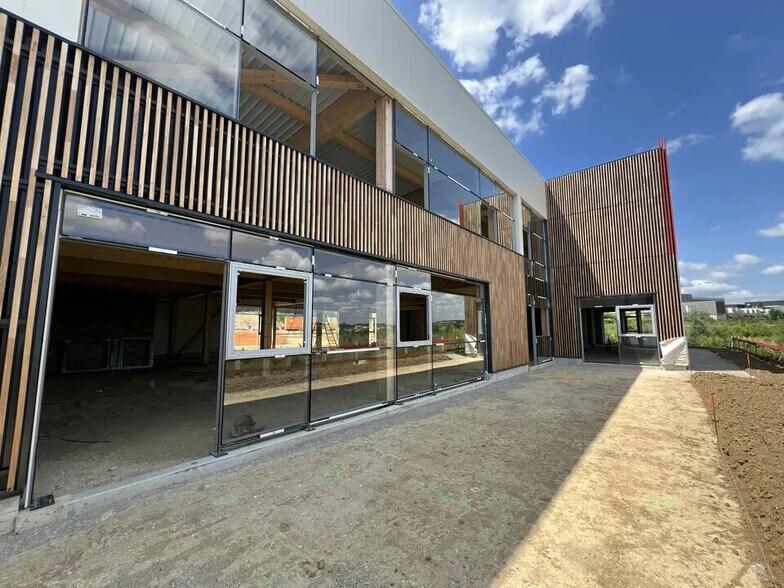 Local commercial dans Louvres à louer - Photo de l’immeuble – Image 2 sur 5