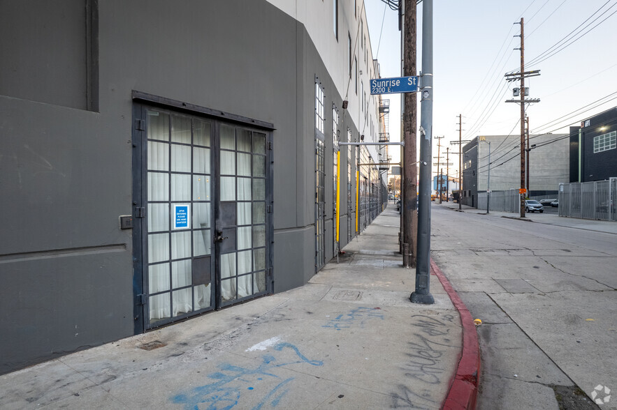 2301 E 7th St, Los Angeles, CA à louer - Photo de l’immeuble – Image 3 sur 5