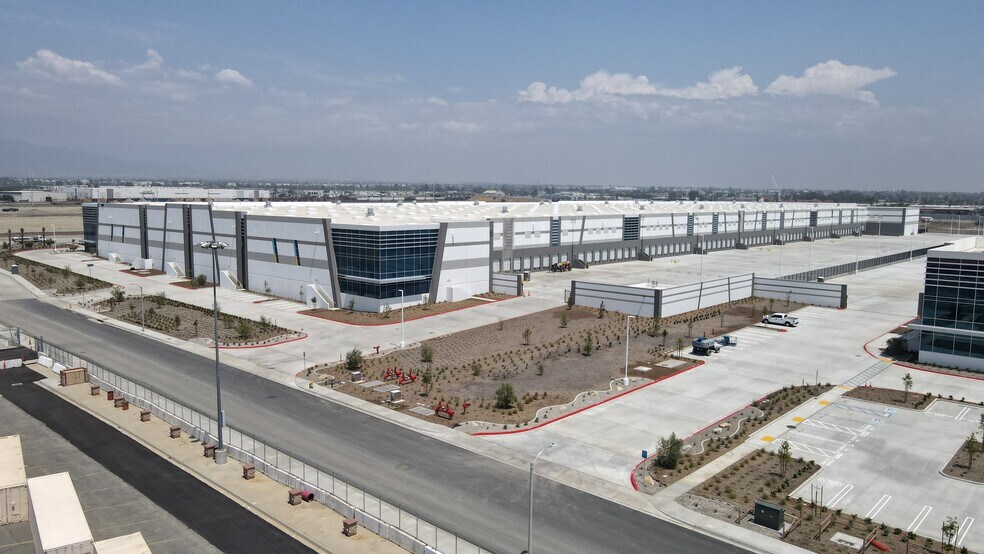9151 Dreamland Dr, Fontana, CA à louer - Photo de l’immeuble – Image 2 sur 15