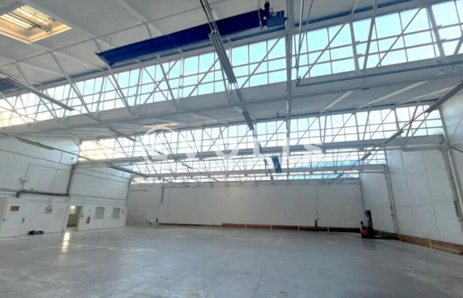 Local d’activités dans Massy à louer - Photo de l’immeuble – Image 2 sur 8