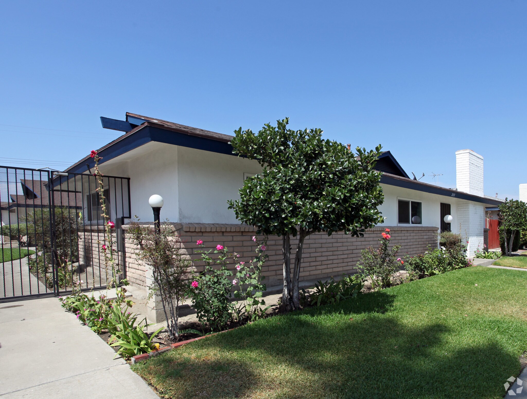 2133 E Almont Ave, Anaheim, CA à vendre Photo principale– Image 1 sur 11