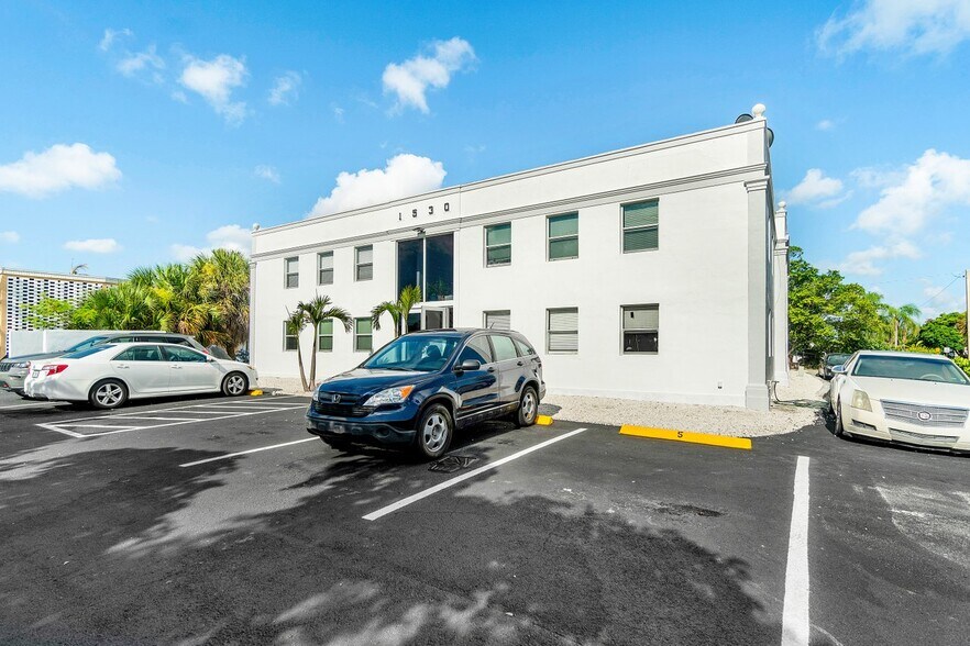 1530 Crescent Cir, West Palm Beach, FL à vendre - Photo de l’immeuble – Image 2 sur 46