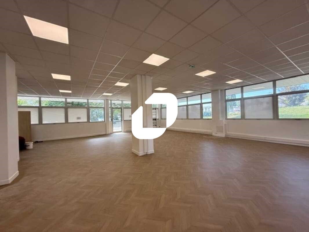 Bureau dans Osny à louer Photo de l’immeuble– Image 1 sur 17