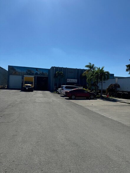 8300 NW 70th St, Miami, FL à louer - Photo de l’immeuble – Image 1 sur 11