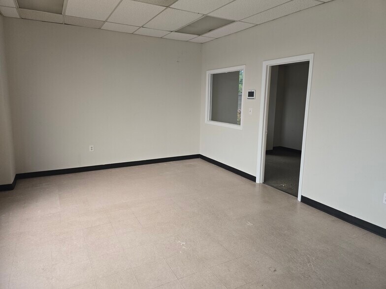 6109 Brookshire Blvd, Charlotte, NC à louer - Photo de l’immeuble – Image 3 sur 6