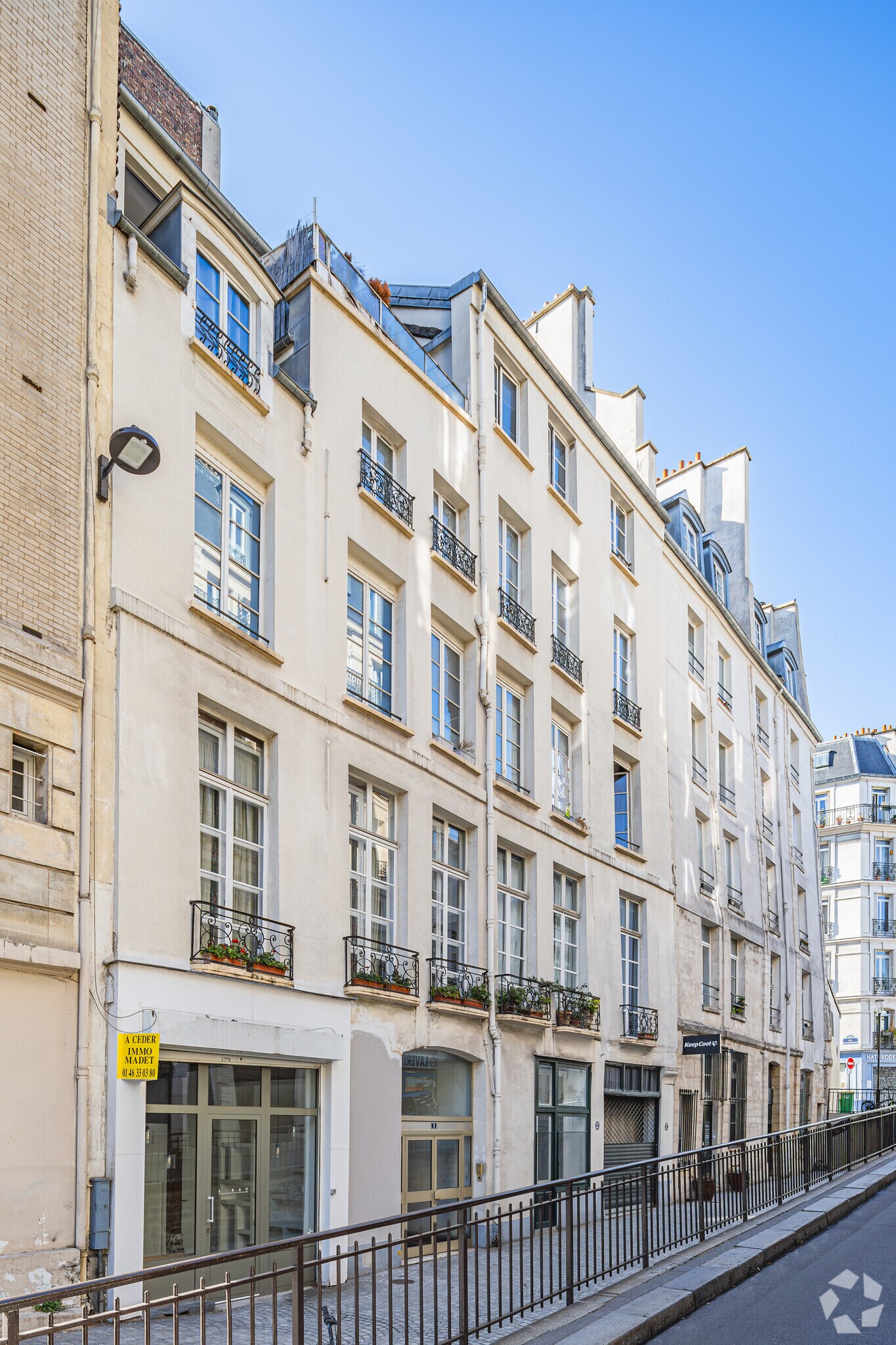 Immeuble residentiel dans Paris à vendre Photo principale– Image 1 sur 5