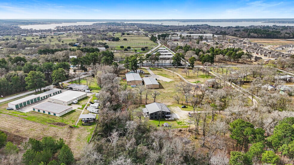 12726 Moon Rd, Willis, TX à vendre - Photo de l’immeuble – Image 2 sur 35