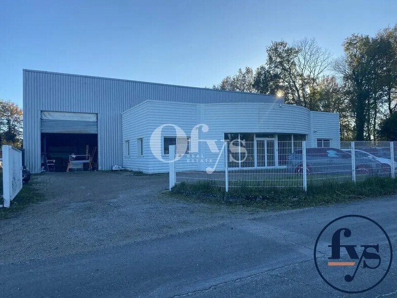 Local d'activités dans Chalamont à vendre - Photo de l’immeuble – Image 1 sur 11