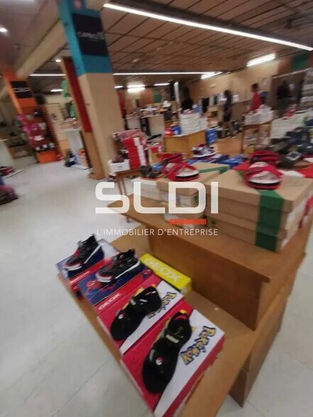 Local commercial dans Ruy-Montceau à vendre - Photo de l’immeuble – Image 3 sur 6