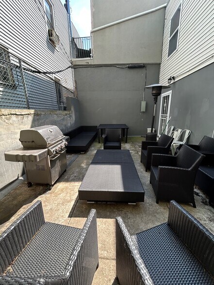 6702 Bergenline Ave, West New York, NJ à vendre - Photo de l’immeuble – Image 3 sur 46