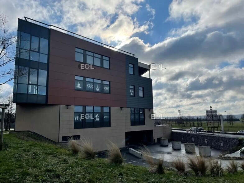 Local d’activités dans Noisy-le-Roi à louer - Photo de l’immeuble – Image 3 sur 7