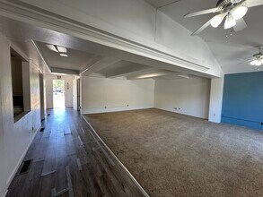 220 Civic Center Dr, Vista, CA à louer Photo intérieure– Image 2 sur 9