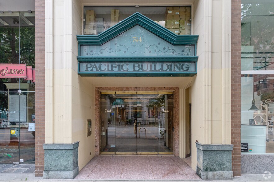 744 W Hastings St, Vancouver, BC à louer - Photo de l’immeuble – Image 2 sur 7