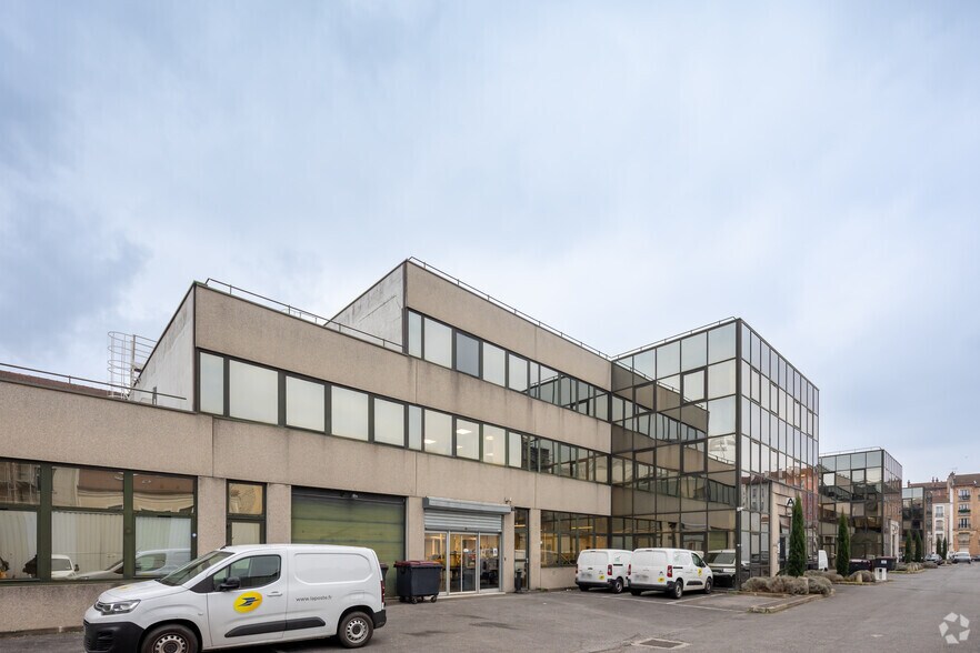 Local d’activités dans Ivry-sur-Seine à louer - Photo de l’immeuble – Image 2 sur 2