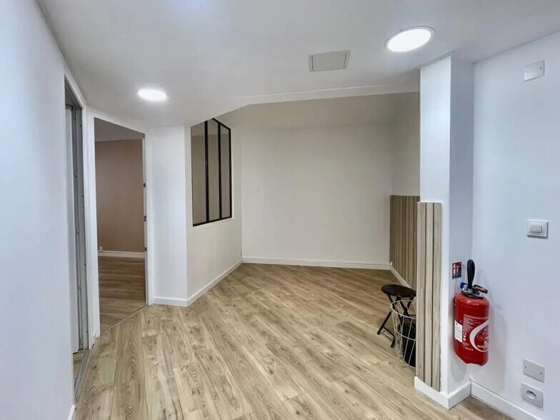 Bureau dans Saint-Raphaël à louer - Photo de l’immeuble – Image 3 sur 11