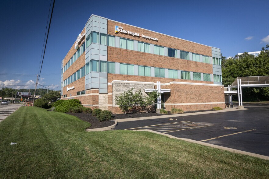 4850 Red Bank Rd, Cincinnati, OH à louer - Photo de l’immeuble – Image 3 sur 4