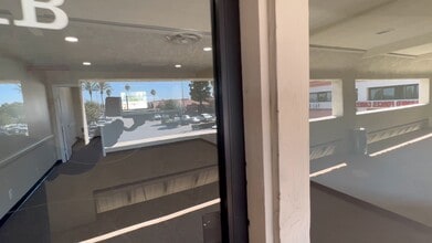 3325-3425 E Chapman Ave, Orange, CA à louer - Vidéo sur l’annonce professionnelle 