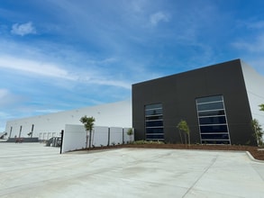 29124 Ave Penn, Valencia, CA à louer Photo de l’immeuble– Image 2 sur 9