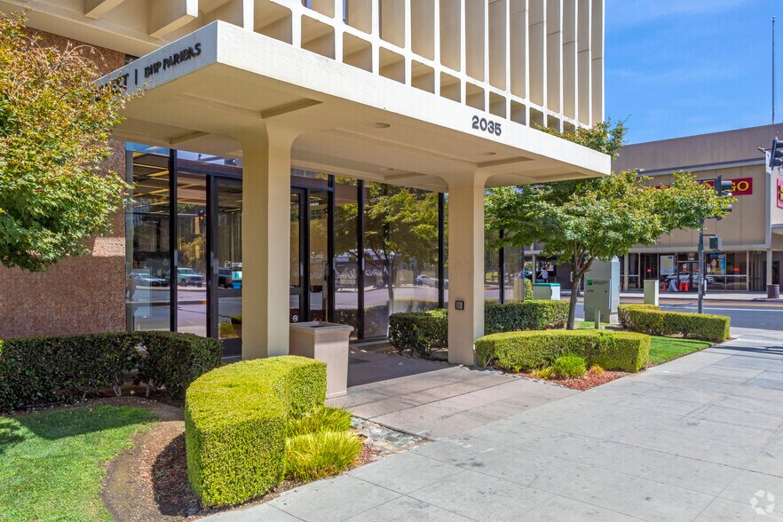 1221 Van Ness Ave, Fresno, CA à vendre - Photo de l’immeuble – Image 3 sur 17