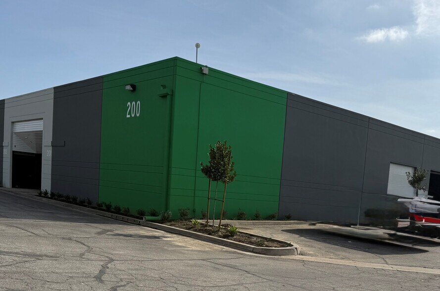 2300 S Reservoir St, Pomona, CA à louer - Photo de l’immeuble – Image 2 sur 13